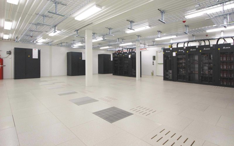 <h1>Släcksystem med Släckgas FM-200</h1>
</p>
<div>
<h2>EX-200 med släckgas FM-200</h2>
<p><strong>EX-200 med släckgas FM-200 är en kondenserbar gas som förekommer med olika handelsnamn som t.ex. HFC 227ea, FE 227 med flera, men heter egentligen heptafluoropropan (CF3CHFCF3). Den beskrivs vanligast som en luktfri och färglös gas som är icke ledande. Gasen lagras som en vätska och förvaras under tryck.</strong></p>
<h3>Släckfunktion</h3>
<p>Vid släckning av en brand är FM-200 en aktiv gas. Den påverkar inte syrehalten i luften utan bekämpar elden genom en fysisk och en kemisk funktion. Enkelt uttryckt så tar gasen bort energin ur elden som då inte kan brinna vidare. Detta ger en bättre släckeffekt på elden och återantändningsrisken är mindre än vid släckning med hjälp av syrereducering.</p>
<h3>Användningsområden</h3>
<p>Användningsområdena är till alla typer av elektronikutrymmen och utrymmen med känslig utrustning där det kan uppstå lågenergibränder.</p>
<h3>Fördelar med EX-200</h3>
<p>Fördelen med EX-200 är snabbheten vid släckning, den är minimalt utrymmeskrävande och säker för både människor och utrustning!</p>
</p>
</div>
<p>
<a href="/exting/wp-content/uploads/2023/12/EX-200_brosch02.pdf">Släcksystem EX-200 Produktblad</a>
</p>
<div>
<p> <img src="/exting/wp-content/uploads/2023/12/brandskydd-datorhall.jpg" alt=""/></p>
<div>
<p><em>EX-200 som skydd i datahall. FM-200 gasen lagras flytande, varför den kräver mycket liten lagringsvolym. Detta gör att brandsläcksystemet inte inkräktar på områdets normala användande. Designkoncentrationen i Europa skall vara 8,5 % och vid en jämförelse med andra släckgaser syns tydligt skillnaden i lagringsutrymme.</em></p>
</div>
</div>
<h2>Teknisk beskrivning</h2>
<div>
<p><strong>Kemisk formel:</strong> Heptafluoropropan, (CF3CHFCF3).<br /><strong>Kokpunkt:</strong> -16,36 C<br /><strong>Kritisk temperatur:</strong> 101,7 C<br /><strong>GWP – värde:</strong> 3220<br /><strong>Släckmetod:</strong> Primär släckfunktion genom avkylning<br /><strong>Fryspunkt:</strong> -131 C<br /><strong>Kritisk volym:</strong> 0,61 L/kg<br /><strong>LC 50:</strong> >800 000 ppm</p>
</div>
<h2>Miljöpåverkan</h2>
<div>
<p>Vid användning av släckgasen FM-200 ser Exting alltid till att minsta möjliga miljöpåverkan uppstår vid installation, service och utbyten och att vi alltid utför sådant med för ändamålet certifierad personal. Då Exting i huvudsak verkar inom brandskyddsområdet med mottot liv, egendom och miljö ser vi det som en självklarhet att medverka till en ekologisk hållbar utveckling. Exting har målet att ha mycket goda kunskaper inom företaget för att kunna vägleda entreprenörer, inhyrd personal och kunder vid inköp och installationer för att få en så låg miljöpåverkan som möjligt. </p>
<p>Exting strävar efter att utveckla sig inom området miljö med en minsta målsättning att följa gällande lagstiftning, men även genom att kontinuerligt förbättra produkter och rutiner för att minimera företagets miljöpåverkan.</p>
</div>
<p><img src="/exting/wp-content/uploads/2023/12/Milj_-beskuren-scaled.jpg" alt=""/></p>
<div>
<p>Vid användning av FM-200 använder Exting alltid särskilt certifierad personal för att säkerställa miljön. FM-200 har ingen påverkan på ozonlagret, men har ett högre GWP-värde än FK-5-1-12.</p>
</div>
<h2>Service och underhåll av gassläcksystem</h2>
<div>
<p>Exting tar fullt ansvar för de gassläckanläggningar vi designar och installerar genom att också erbjuda serviceavtal till våra kunder. Vi erbjuder alltid serviceavtal för alla anläggningar vi installerar och kan även åta oss service av anläggningar andra företag har byggt. För att säkerställa att en gassläckanläggnings funktion och drift måste den underhållas och genomgå nödvändig service löpande. </p>
</div>